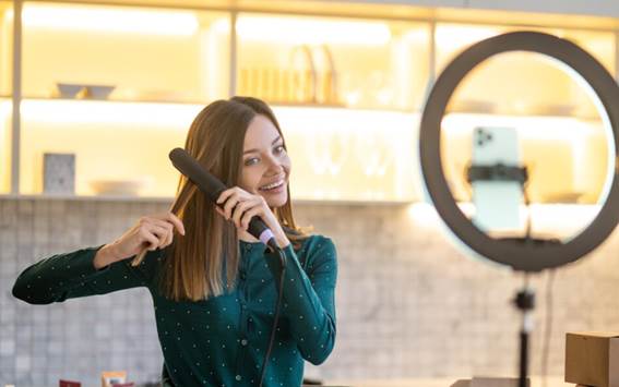 Frau bügelt ihr Haar nach einer Spanier Haartransplantation