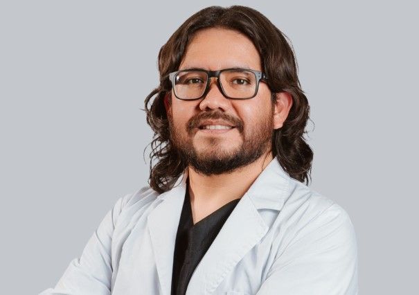 Dr. Alonso Benavente Haartransplantationsarzt