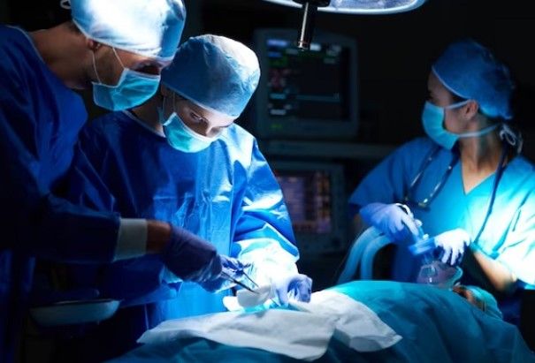 Ärzte im Operationssaal bei der Haartransplantation