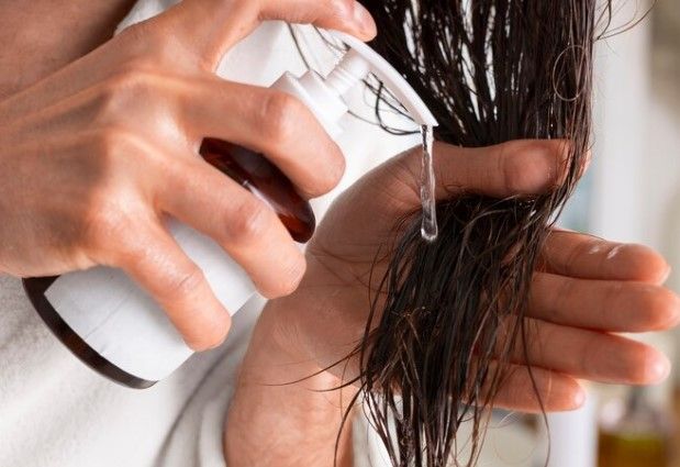 Frontansicht Mann Haare klatschende Nachtroutine