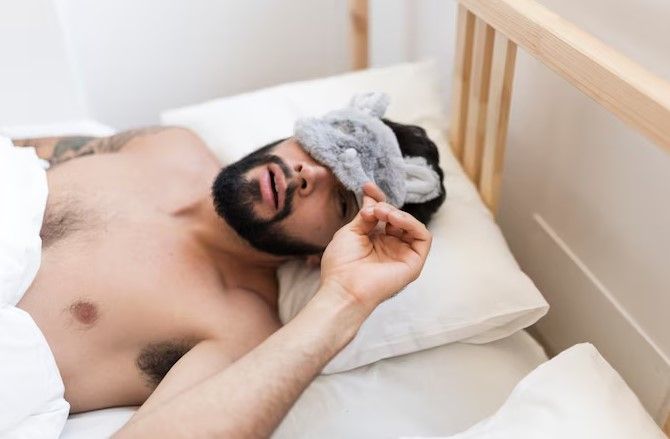Mann schläft mit orthopädischen Nackenkissen