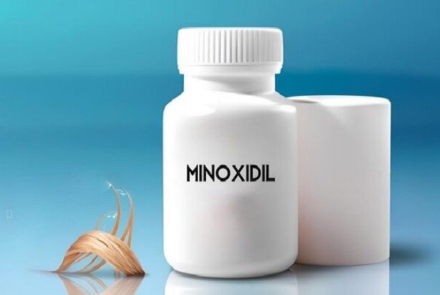 eine Flasche Minoxidil zur Wiederherstellung der Haare nach einer Haartransplantation
