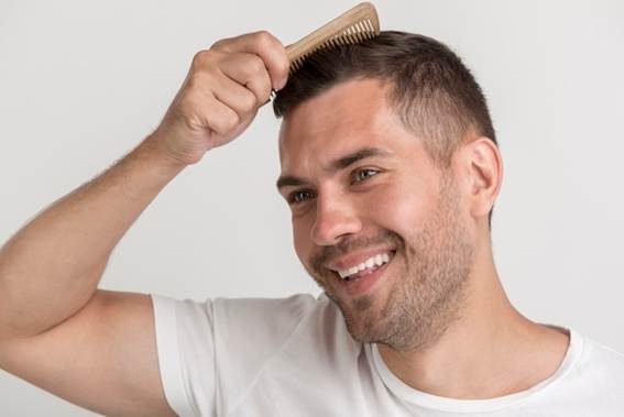 Mann ist entschlossen, die Haartransplantation Kosten zu zahlen, um sein Haar zu vermehren