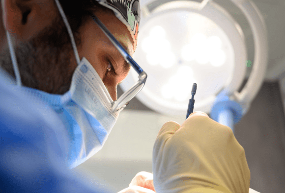 Arzt, der eine Haartransplantation durchführt Berlin