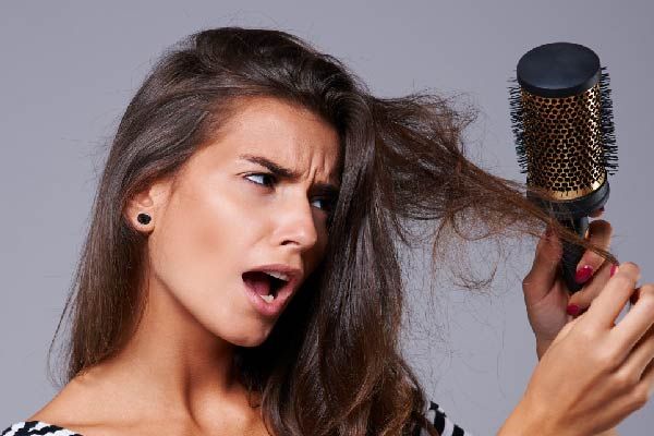 Volumen für feines Haar- Bürsten Sie Ihr Haar vorsichtig