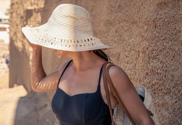 Frau mit Hut in der Sonne