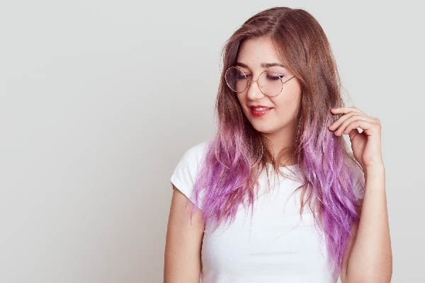 Was charakterisiert gefärbtes Haar?
