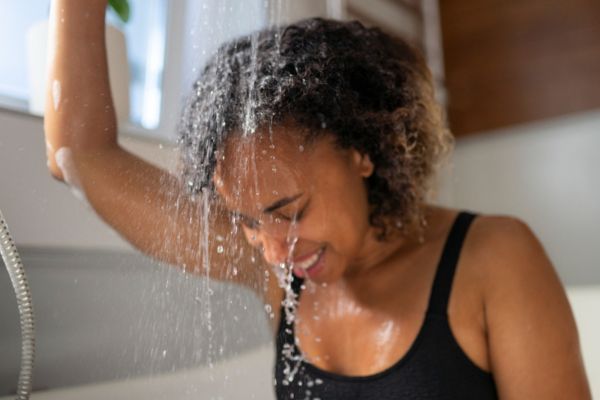 Wie oft sollte man lockiges Haar waschen