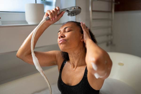Waschen Sie Ihr Haar mit kaltem Wasser