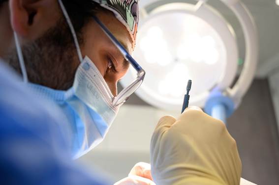 arzt, der haartransplantationen in der türkei durchführt